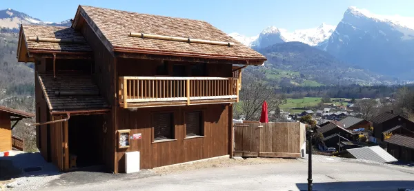 La Remise vue du chalet de Jo