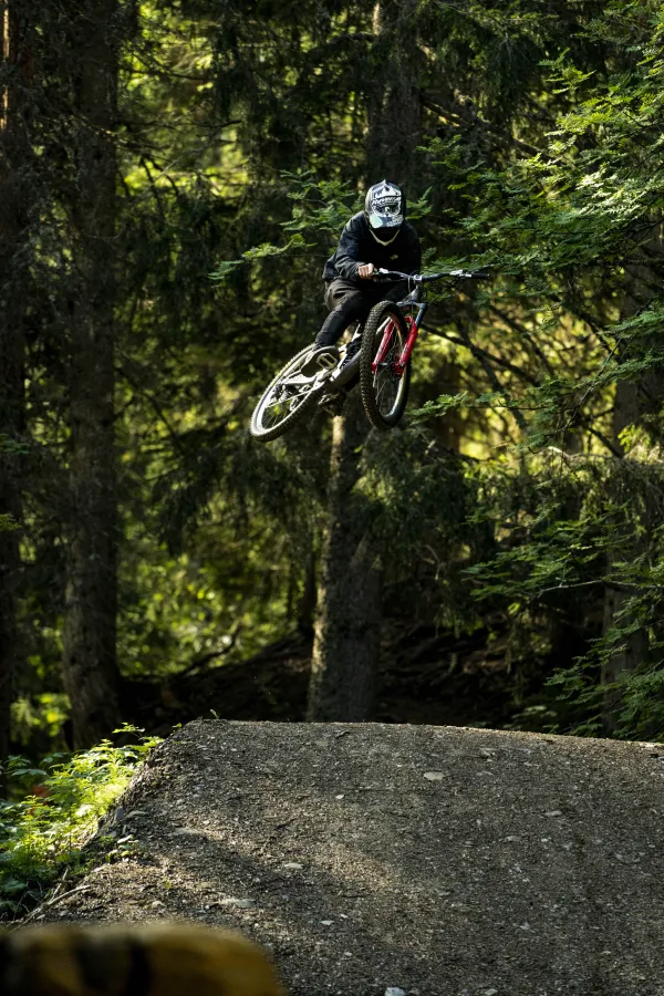 Saut de la piste Ric et Rac du Bike Park de Châtel
