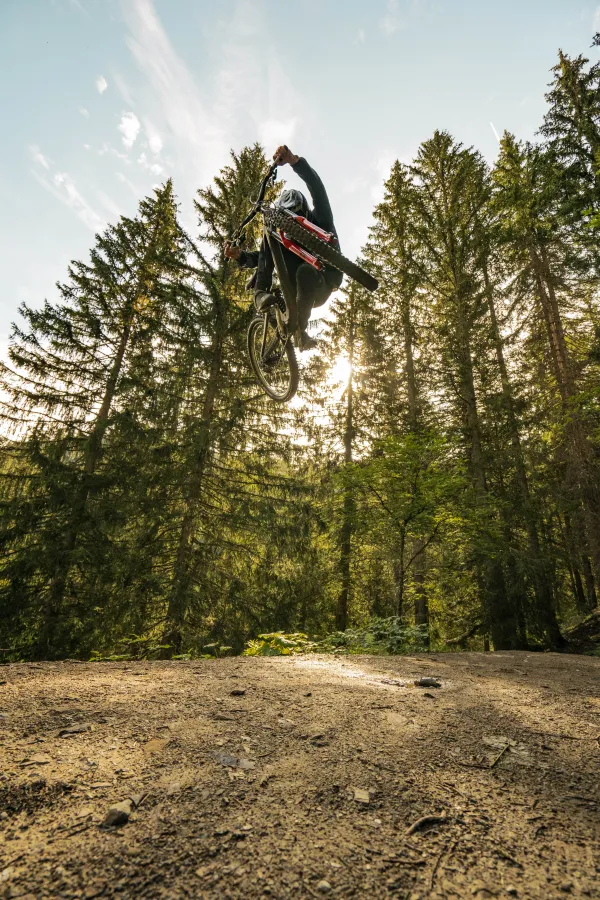 Vététiste faisant une figure sur la piste Ric et Rac du Bike Park de Châtel