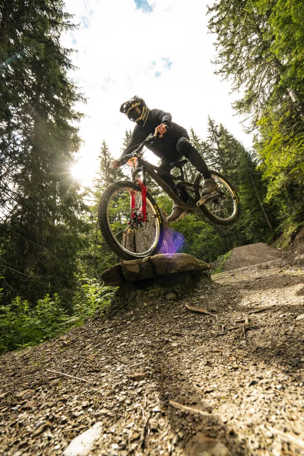 Vététiste à l'atterrissage après un saut sur la piste Ric et Rac