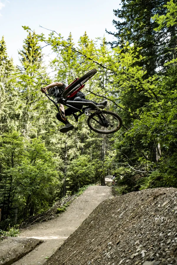 Figure d'un vététiste sur la piste Ric et Rac