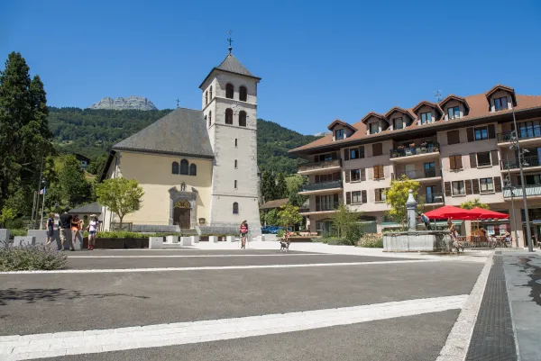 Place avec vue de l'église en fond