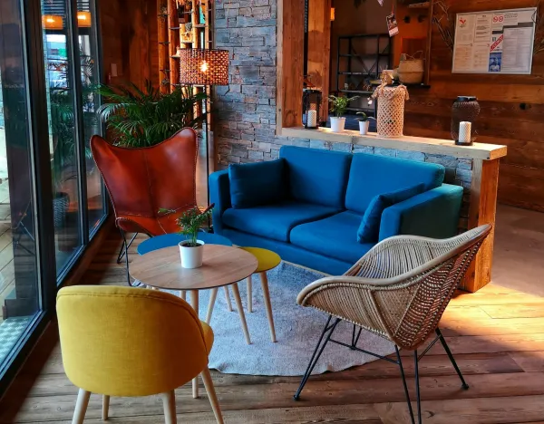 fauteuils colorés salle