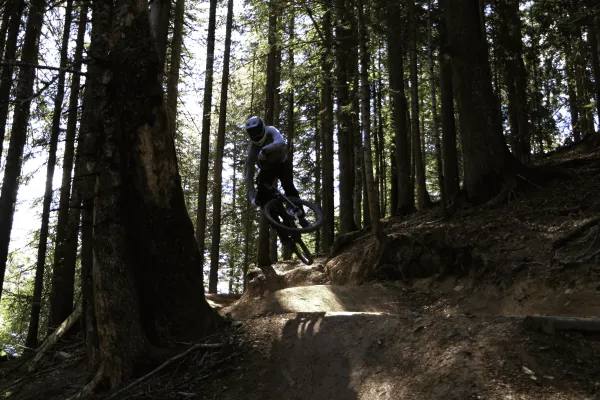 Nicolas Fleury faisant un saut sur la piste noire du Pleney