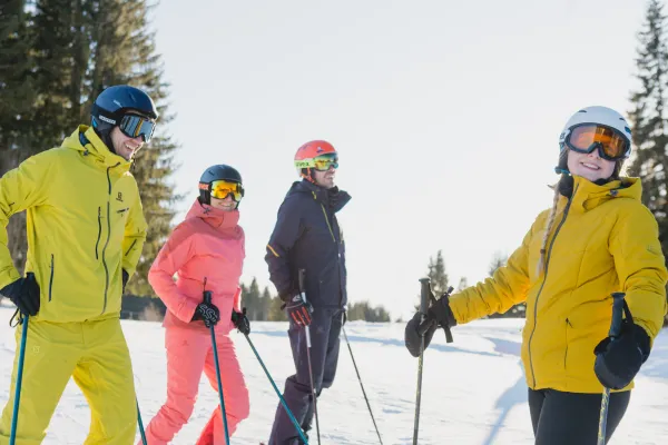 quatre skieur sur les pistes de morzine en hiver