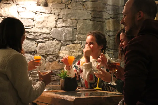 Apero dans un restaurant typiquement savoyard