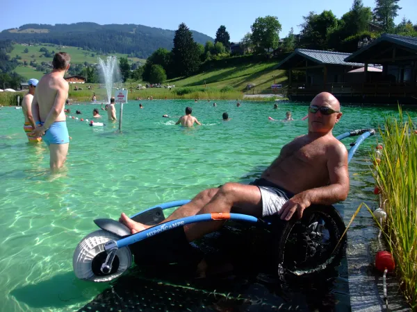Personne sur un hippocampe au bord de l'eau