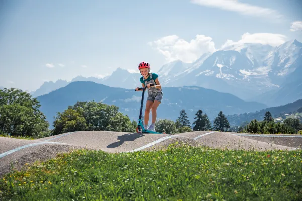 petite fille en trottinette devant le mont-blanc