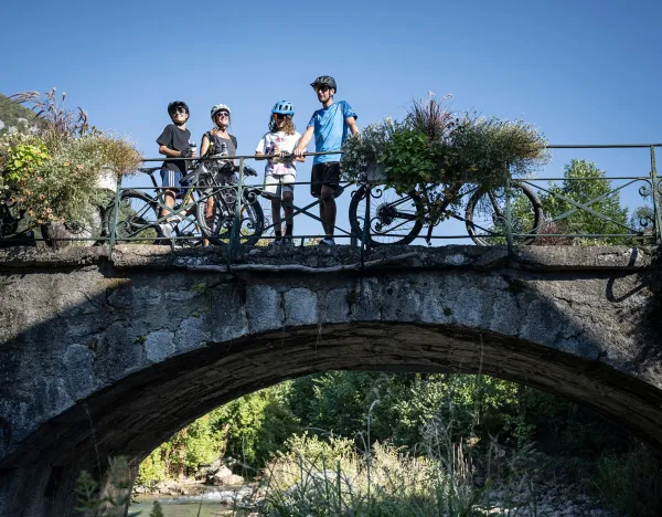 VTTistes sur le pont de Verthier
