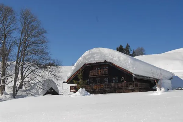 vue sur le chalet en hiver