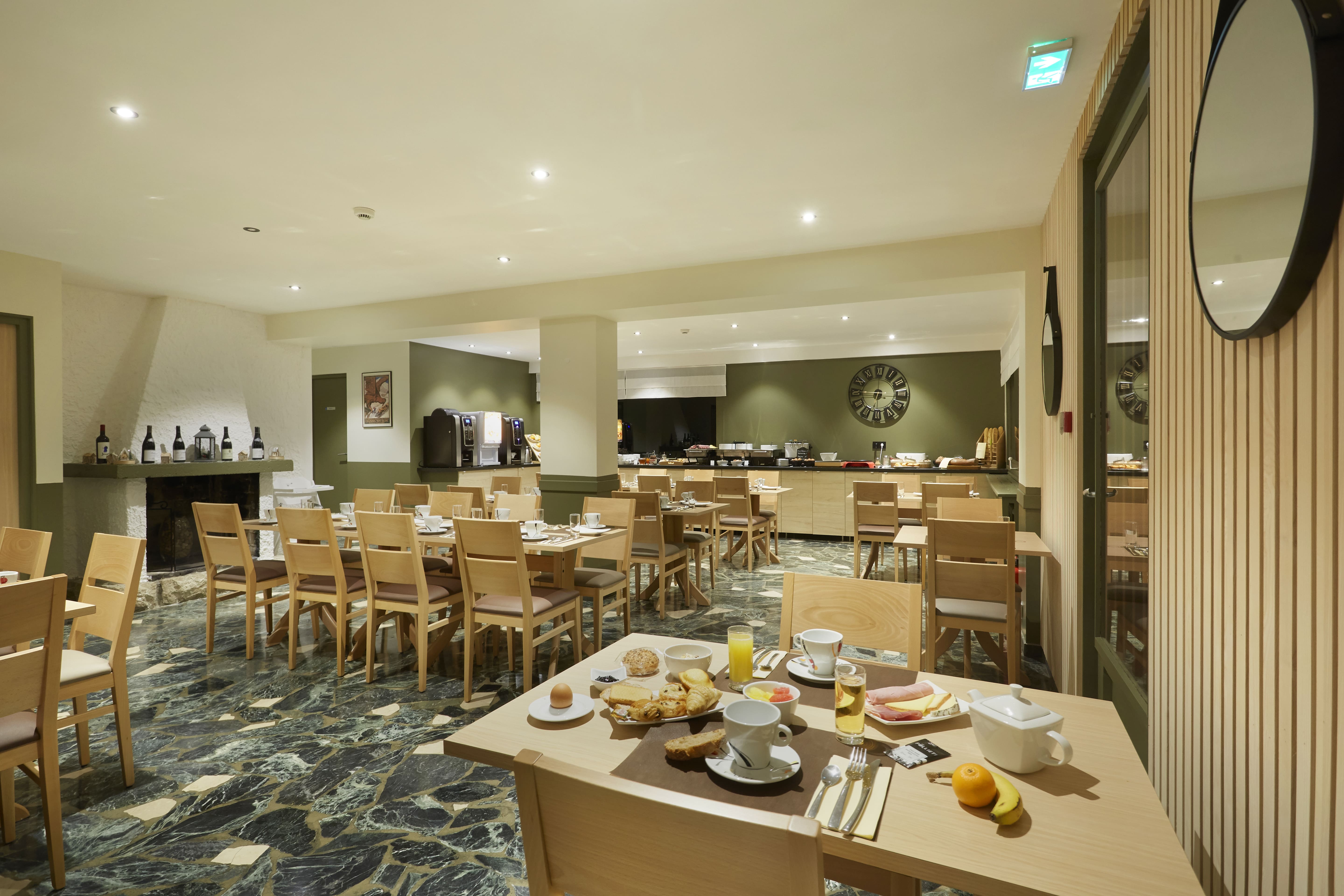 Vue d'ensemble de la salle de restaurant
