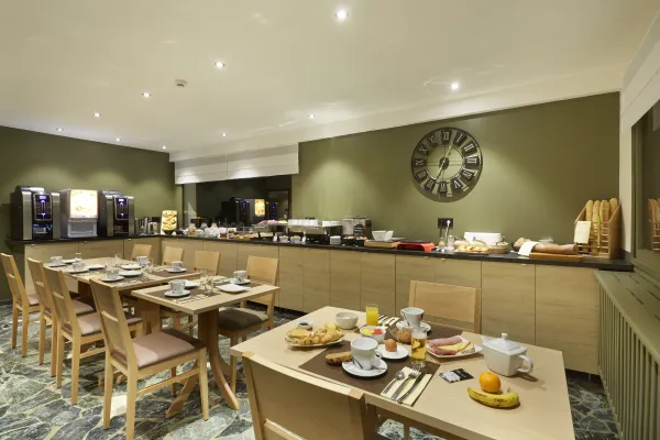 Petit déjeuner servi dans la salle de restaurant