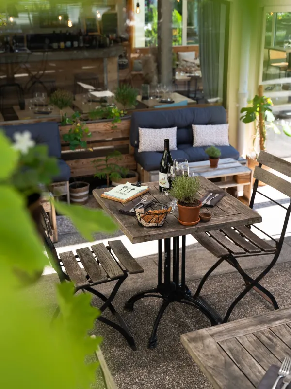 Une partie de la salle extérieure - terrasse