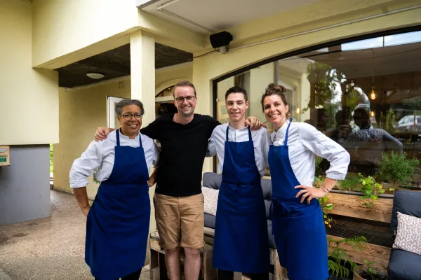 Mathilde, cheffe et gérante du restaurant, et son équipe