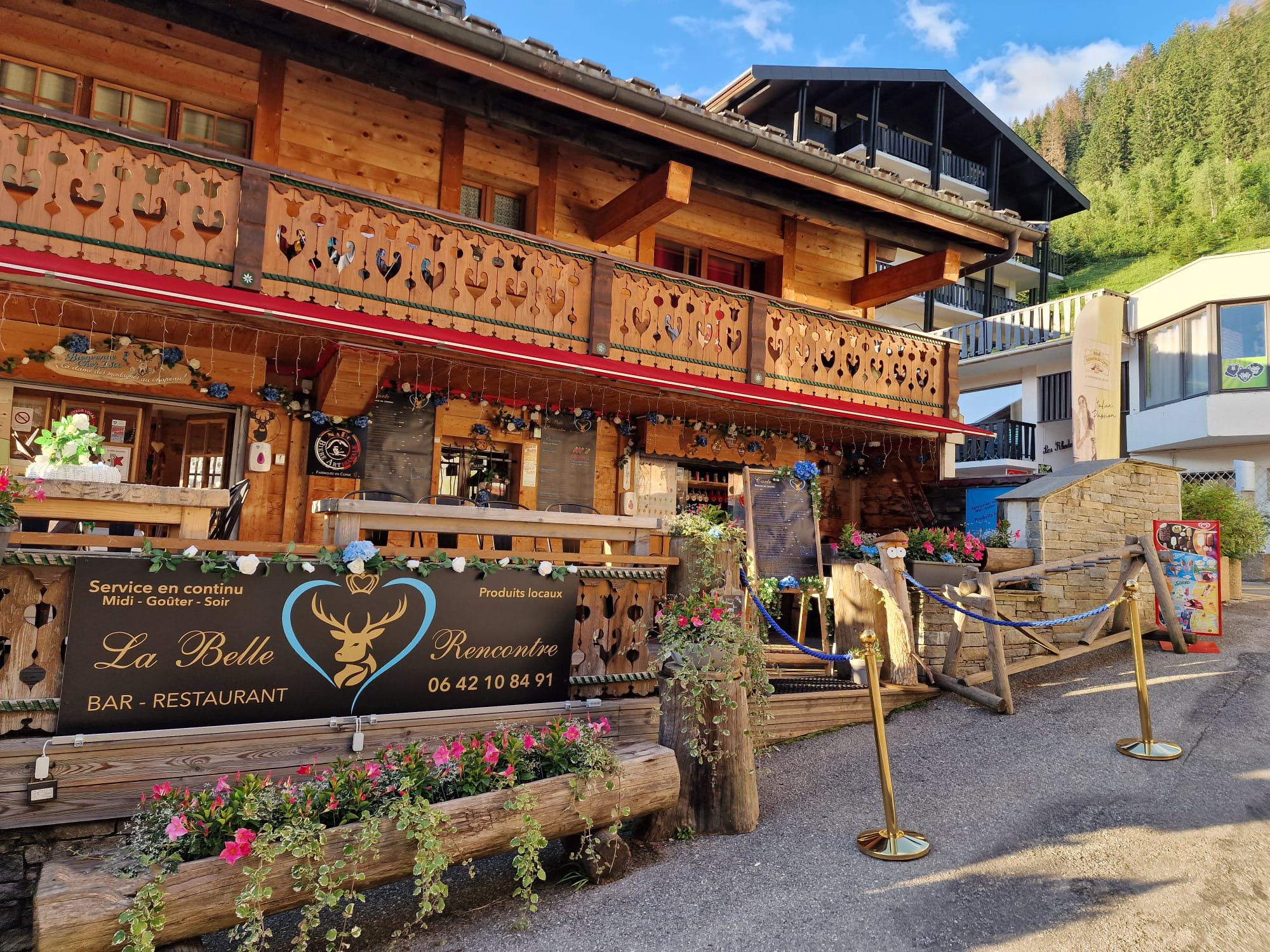 Façade du restaurant en été