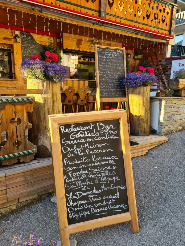 Panneau devant l'entrée du restaurant