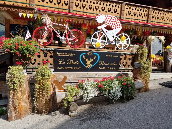 Façade du restaurant avec décoration pour le Tour de France