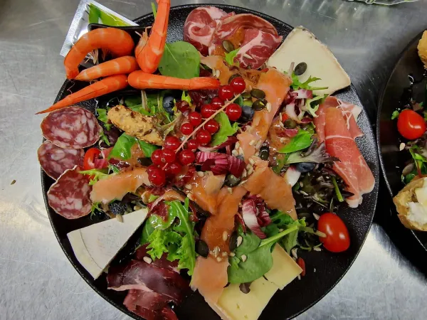 Plat avec charcuterie, fromage, saumon, crevettes