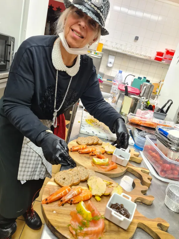 Isabelle dans la cuisine