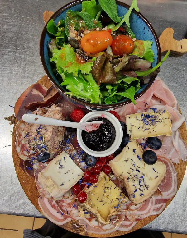 Assiette fromage et charcuterie avec salade