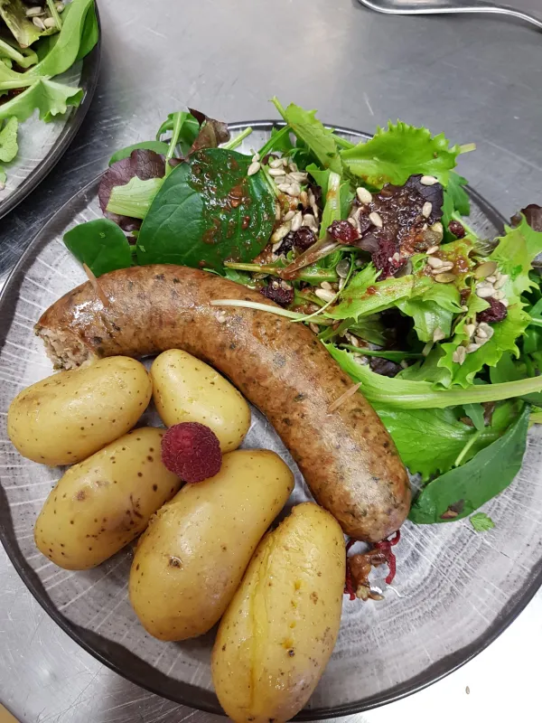 Saucisse aux choux avec pommes de terre et salade
