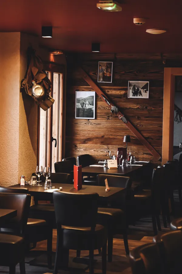 Tables avec ski au mur