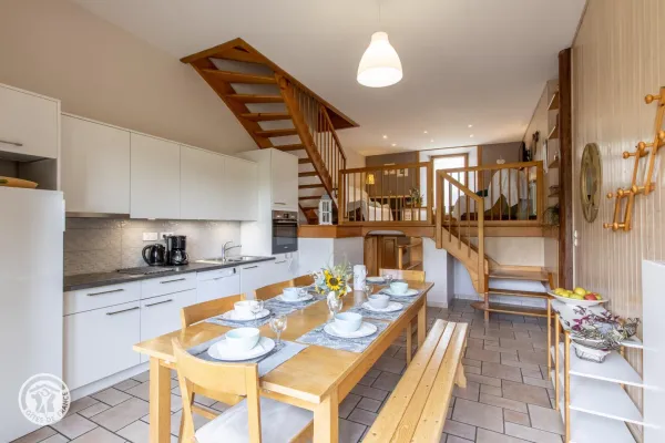Cuisine du gîte et séjour en 1/2 niveau au fond