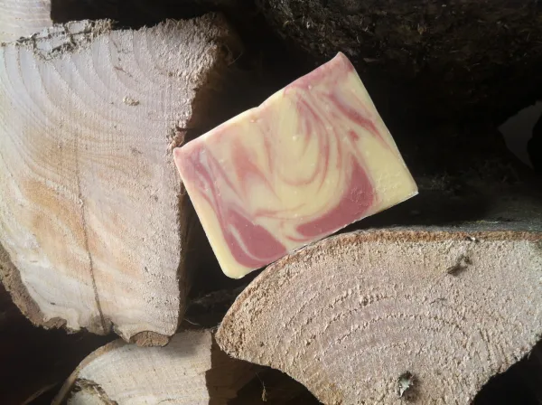 Savon rose et blanc sur une pierre