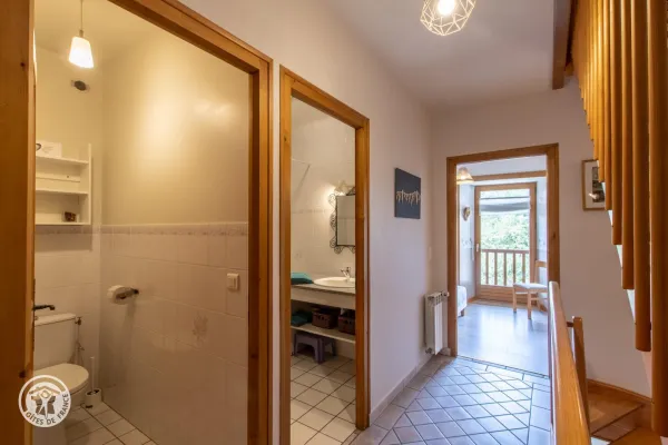 au 2ème niveau, salle de bains, WC et chambres 2