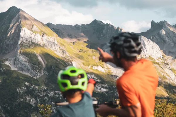 VTTiste et son fils contemplant la chaîne des Aravis
