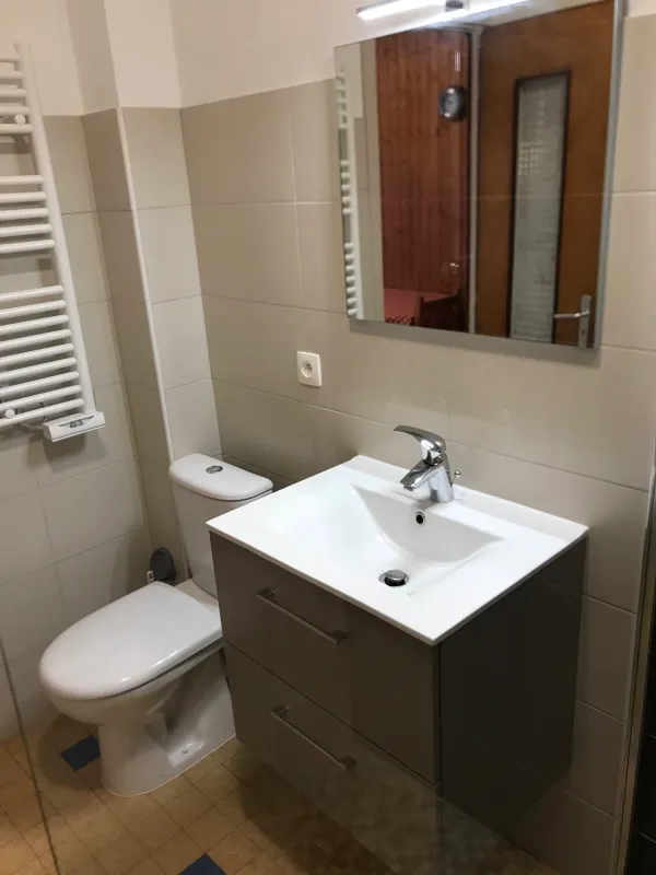 Salle de bain avec douche, WC