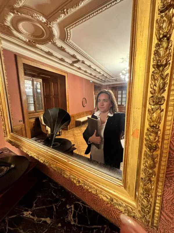 Assistante de la cour
