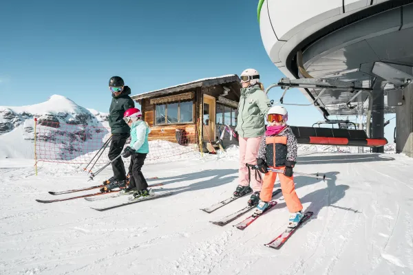 Famille de skieurs à l'arrivée du télésiège de Pierre Longue