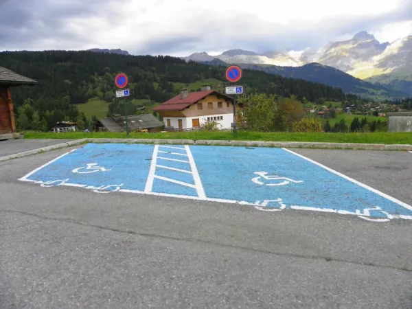 Places handicapées au parking de la Cry