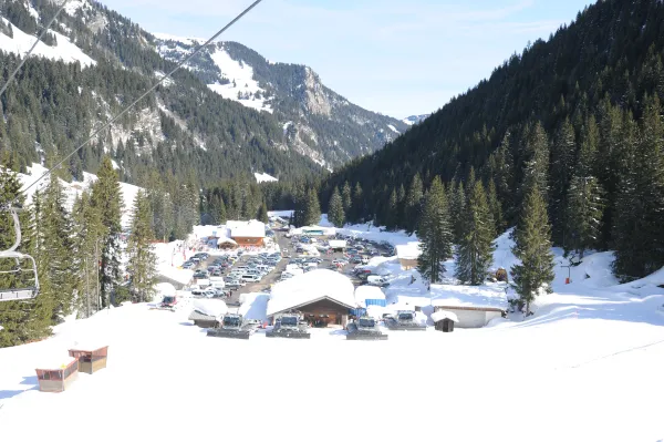 Le parking de Pré la Joux en hiver