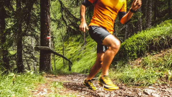 personne qui fait du trail dans une foret
