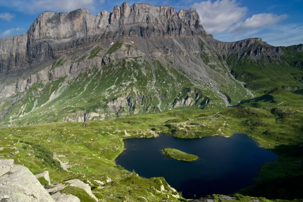 Lac de Pormenaz et vue sur la chaine des Fiz
