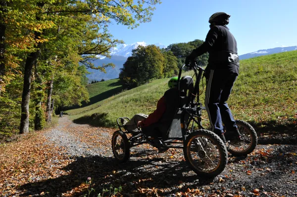 Descente en Cimgo sur un chemin de montagne