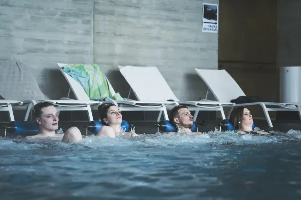 Détente entre amis dans le bassin de l'espace Océane