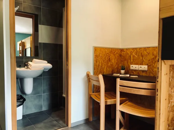 Vue de la salle de bain et du bureau d'une chambre