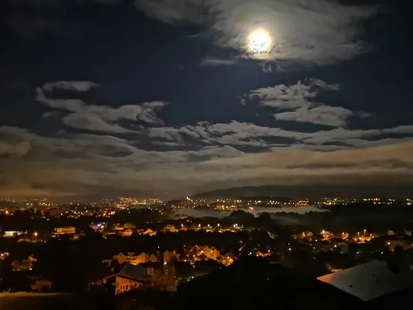 Vue sur la ville le soir depuis terrasse studio