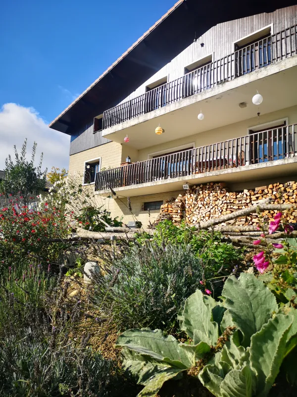 Vue d'ensemble de la villa avec studio au RDC