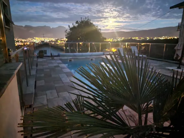 Coucher de soleil magique sur la piscine