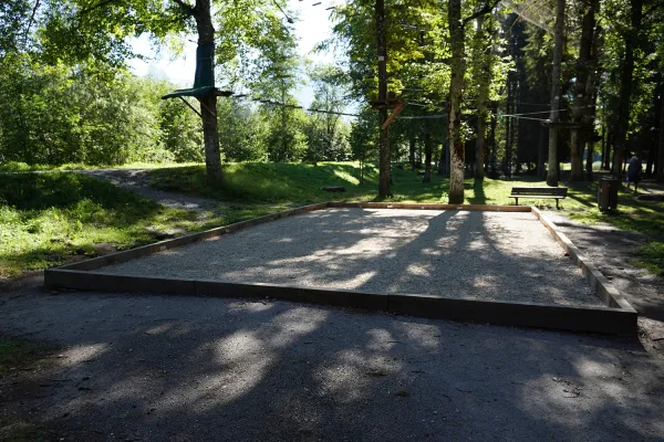 Terrain de pétanque au bord du Lac Bleu à Morillon