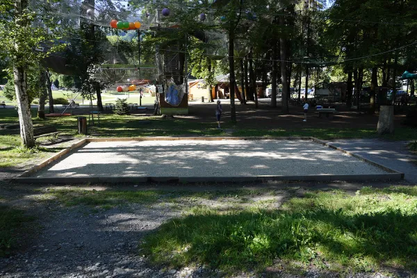 Terrain de pétanque au bord du Lac Bleu à Morillon