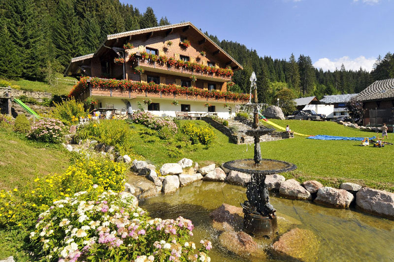 Façade du chalet en été