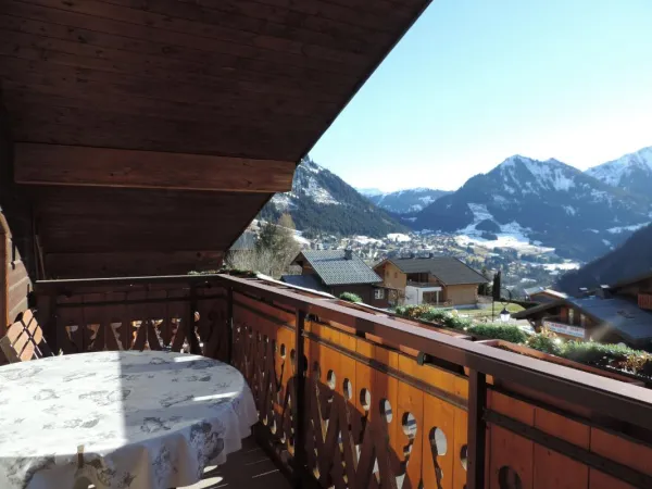 Vue sur les montagnes au printemps depuis le balcon