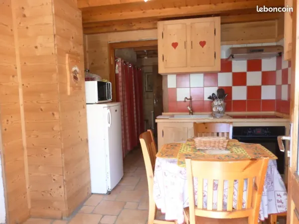Cuisine avec décoration bois, rouge et blanc