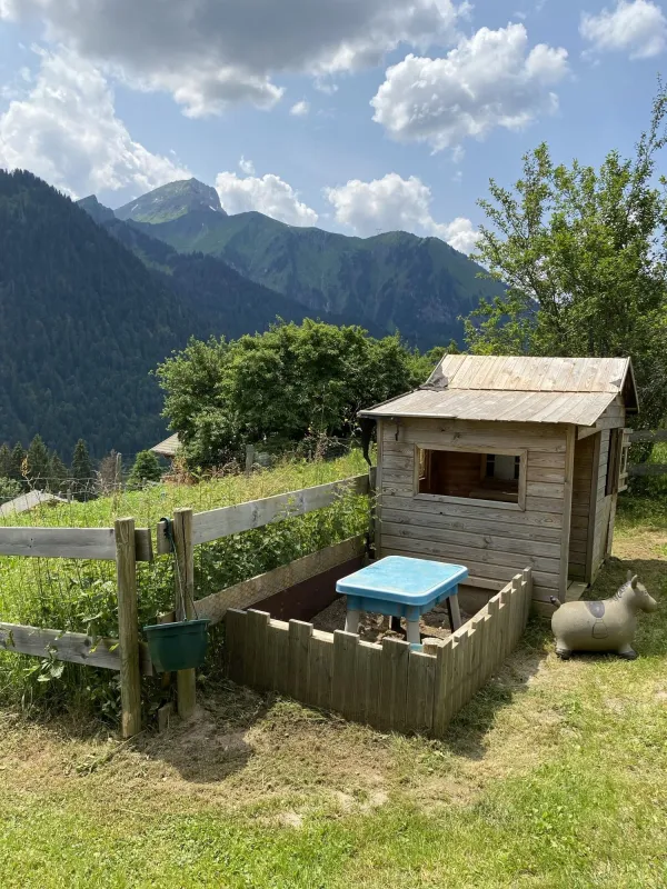 Cabane pour les enfants dans le jardin