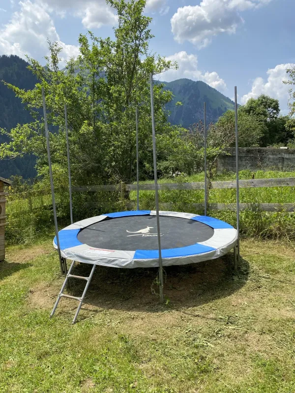 Tramploline dans le jardin